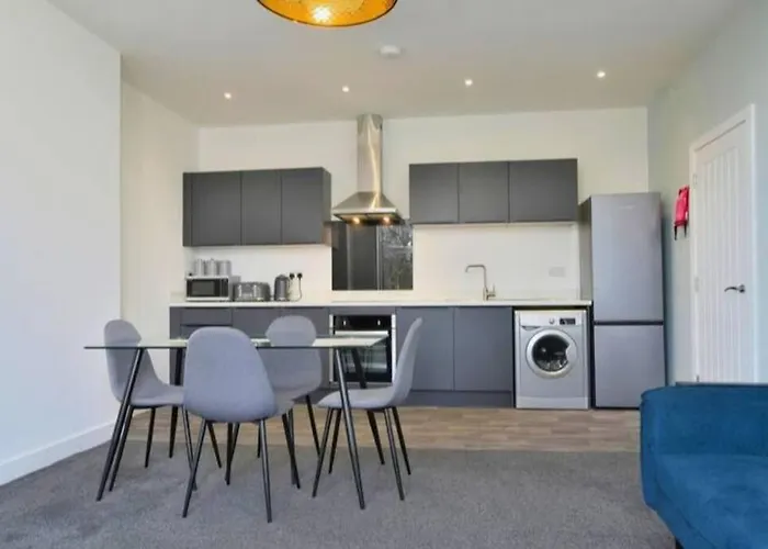 Free Parking - Beautiful 2-Br Flat In